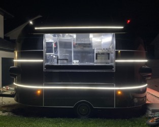 Photo de Stéphanie Perreal devant son food truck